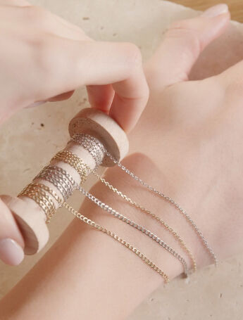  PASO 1Elige tu cadena favorita y charms favoritos.