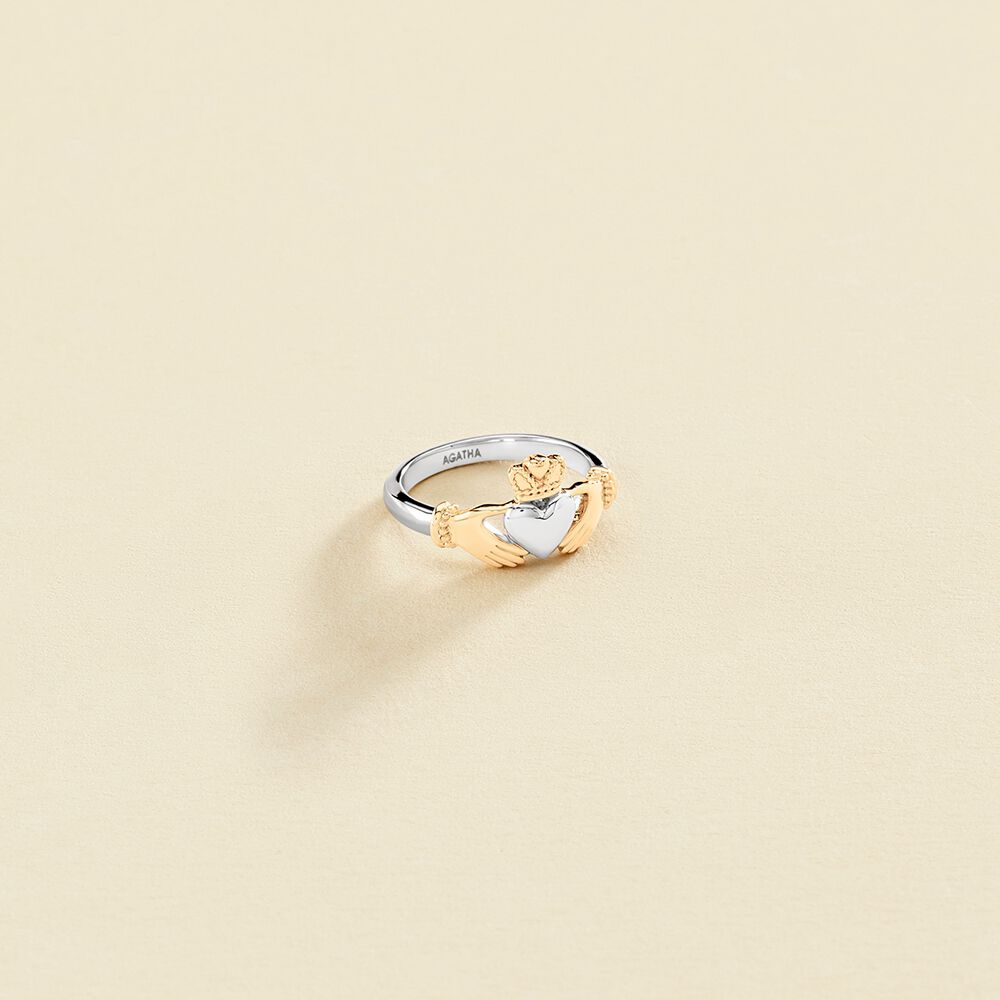 Anillo con dos top manos y un corazon